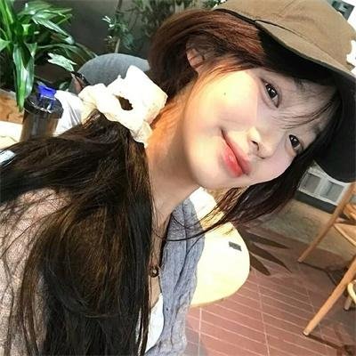 仰望天空的少女瞳中映照的世界